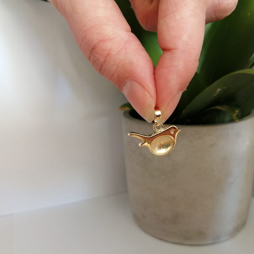 Gold keepsake pendant