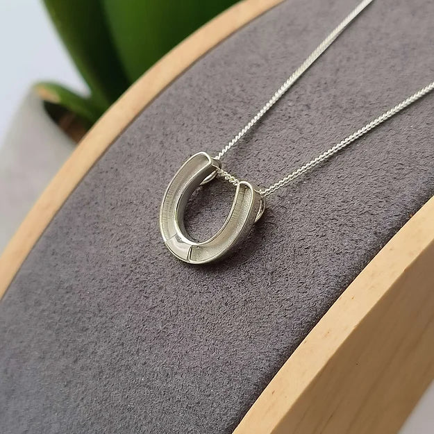horse she necklace