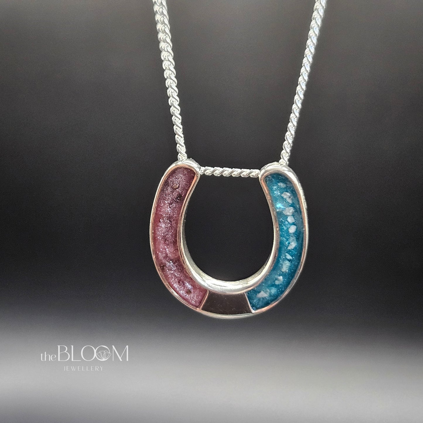 Horseshoe-shaped pendant with creamation ashes